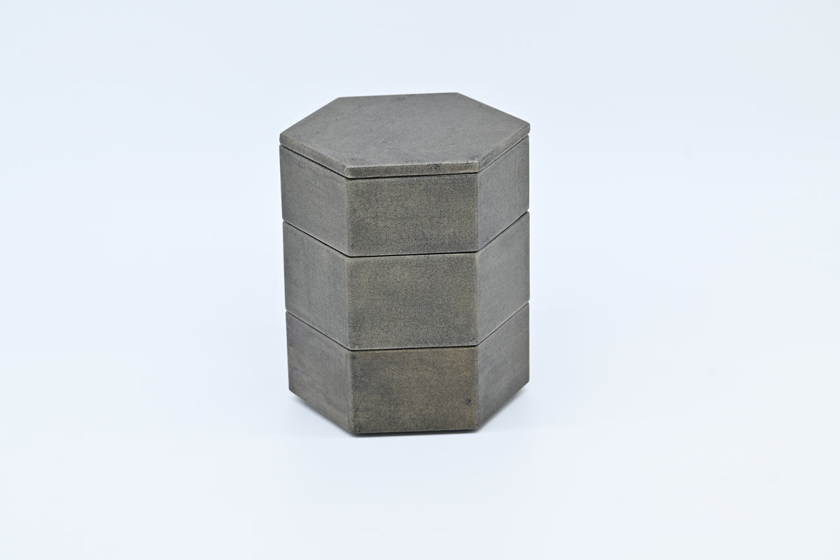 木漆工とけし 六角三段重箱  (錫 )/Moku-Shikko Tokeshi — Hexagonal 3-Tier Jubako (Bento Box) / Pewter (Suzu)