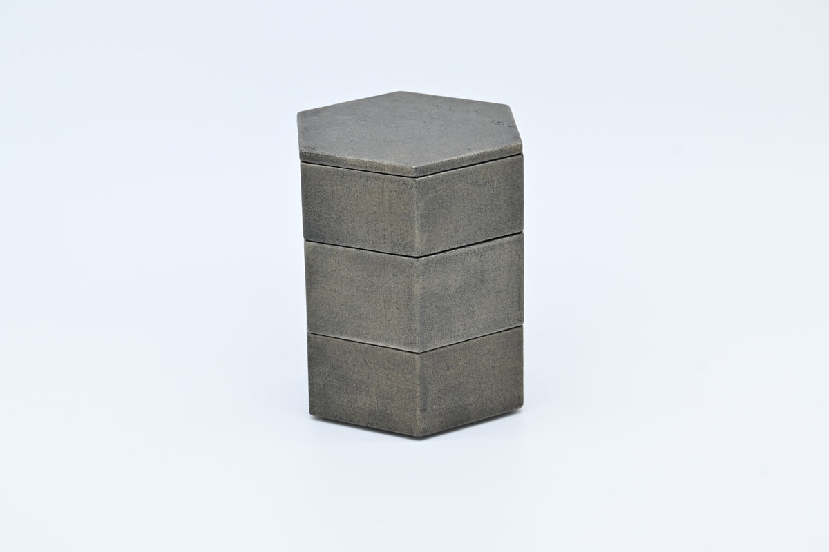 木漆工とけし 六角三段重箱  (錫 )/Moku-Shikko Tokeshi — Hexagonal 3-Tier Jubako (Bento Box) / Pewter (Suzu)